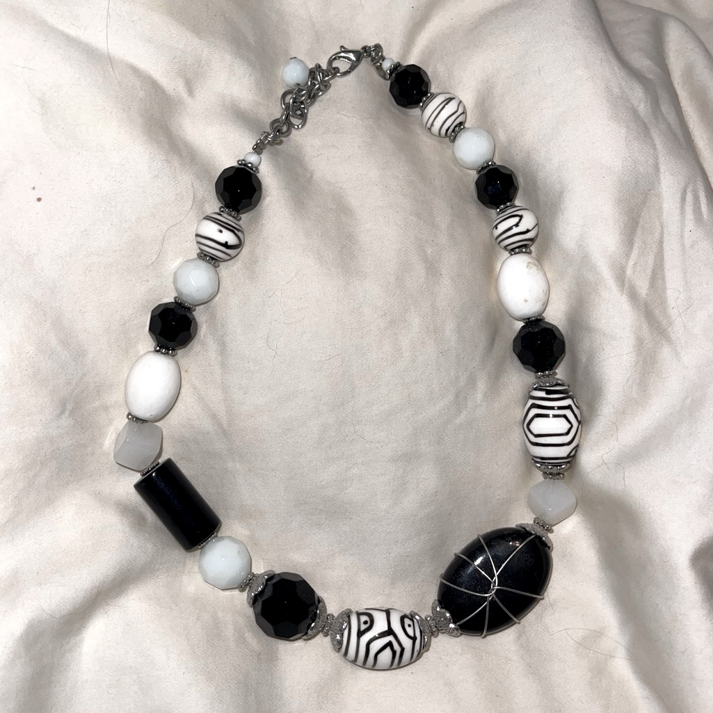 Premier Designs Black White Chunky Necklace 12$